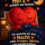 Gute Nacht Bilder kostenlos mit einem schlafenden roten Herz-Charakter im Bett unter einer blauen Sterndecke, einer Nachttischlampe, einer Mondsichel am Fenster und liebevollen Abendgruessen.