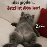 Lustige Gute Nacht Karte mit einem grauen Kätzchen, das völlig erschöpft rücklings auf einem hellen Sofa schläft.