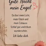 Ein Papierblatt mit kleinen rosa Herzen ist mit einer Klammer befestigt und steht neben einer rosa Rose unter der großen Aufschrift Gute Nacht mein Engel.