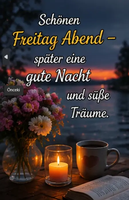 Eine Blumenvase, eine brennende Kerze im Glas und eine Kaffeetasse stehen abends neben einem geöffneten Buch auf einem Holztisch am See.