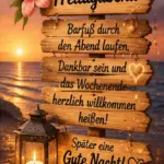 Ein rustikales Holzschild mit deutschen Grüßen steht im Sand am Strand neben einer brennenden Laterne und einem Seestern während des Sonnenuntergangs.